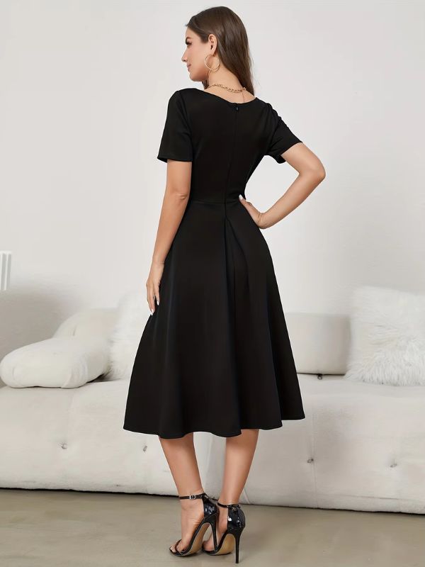 plus-size-black-v-neck-waist-cinched-midi-dress-with-pockets (1)