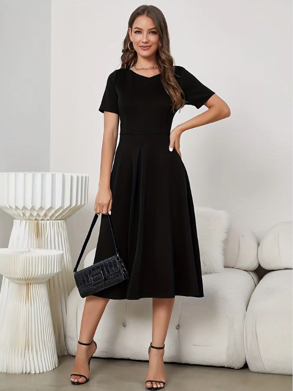 plus-size-black-v-neck-waist-cinched-midi-dress-with-pockets (7)